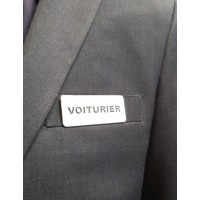 BADGE VOITURIER MAGNETIQUE METAL ARGENTE AVEC EPOXY SUR REVERS DE VESTE