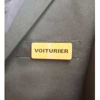 BADGE VOITURIER MAGNETIQUE METAL DORE ET EPOXY SUR VESTE